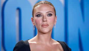 Scarlett Johansson critica a los demócratas por especular sobre la sustitución de Biden