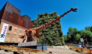 El esqueleto del mayor dinosaurio conocido se instala en el Paseo del Prado