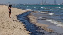 Un vertido de combustible provoca el cierre de tres playas de Valencia