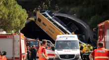 Tres heridos graves y otros 30 leves en el vuelco de un autocar en un túnel del Maresme