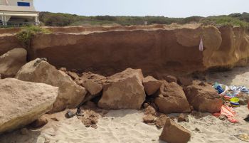 Muere una bebé herida por un desprendimiento en una playa de Formentera