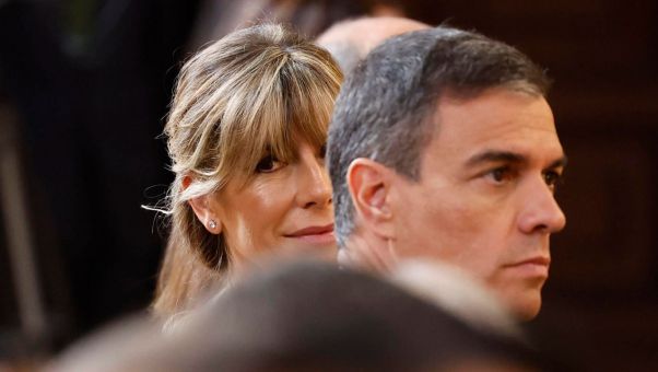 La esposa de Pedro Sánchez está llamada horas antes que los testigos como investigada por tráfico de influencias y corrupción.