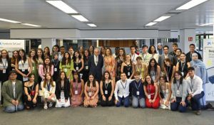 Las becas 'la Caixa' premian la excelencia de 200 estudiantes con pocos recursos