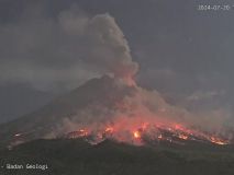 El volcán Merapi lanza un río de lava y una nube de unos 1.200 metros de altura