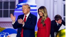 Melania reparece para apoyar a Trump con un traje rojo de Dior