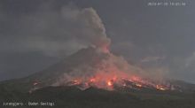 El volcán Merapi lanza un río de lava y una nube de unos 1.200 metros de altura