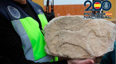 Recuperadas dos piezas del siglo II a.C incrustadas en la fachada de un restaurante