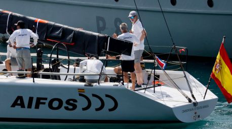 Felipe VI se embarca en el Aifos para preparar la Copa del Rey de vela en Palma