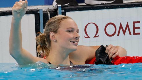 La joven McIntosh reina en los 400 estilos y se proclama campeona olímpica