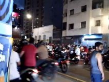 Motorizados chavistas agreden a los ciudadanos que esperan el escrutinio