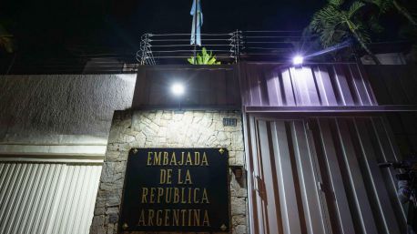 Argentina denuncia el corte de energía y 'hostigamiento' a su embajada en Caracas