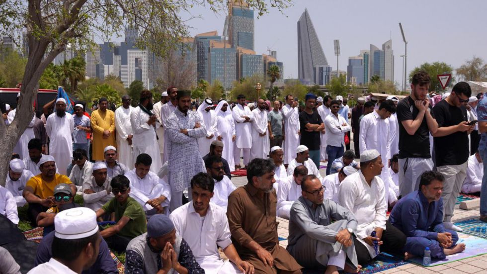 La familia real de Catar asiste en Doha al funeral del líder de Hamás