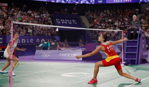 La mejor Carolina Marín se mete en la pelea por las medallas