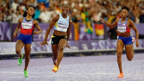 Julien Alfred da la sorpresa en la final de 100 metros: gana el oro a Richardson