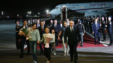 Putin recibe a pie de pista a Pablo González, liberado en un canje de presos histórico