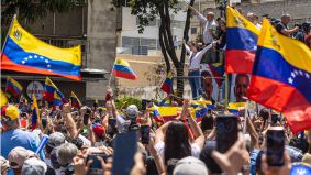 La oposición desafía a Maduro en la calle con una multitudinaria manifestación contra el fraude electoral