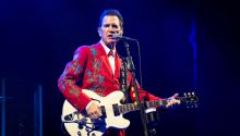 La voz inconfundible y el carisma de Chris Isaak seducen en Cap Roig