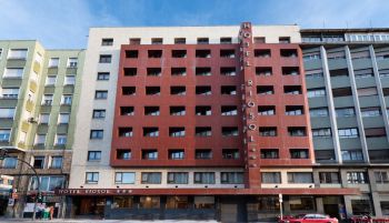 Fallece un matrimonio al precipitarse desde la planta sexta de un hotel en León