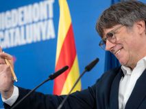 Puigdemont anuncia que aparecerá mañana junto al Parlament y convoca a sus seguidores para que le acompañen