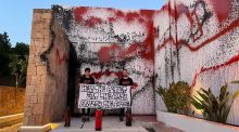 Activistas de Futuro Vegetal vandalizan la fachada de la mansión de Leo Messi