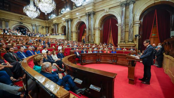 El líder del PSC logra la mayoría absoluta con el apoyo de ERC y los Comunes mientras el prófugo cabecilla del 1-O continúa en paradero desconocido.
