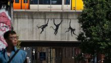 Tres monos protagonizan la tercera obra de Banksy en tres días consecutivos