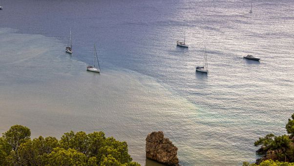 Una dana deja nueve heridos en un velero, barcos varados, vuelos cancelados en Baleares y riesgo de crecidas súbitas en la cuenca del Ebro.