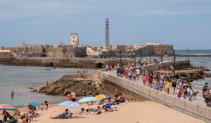 Hallados diez enterramientos de las épocas fenicia y romana en una obra en Cádiz