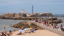 Hallados diez enterramientos de las épocas fenicia y romana en una obra en Cádiz