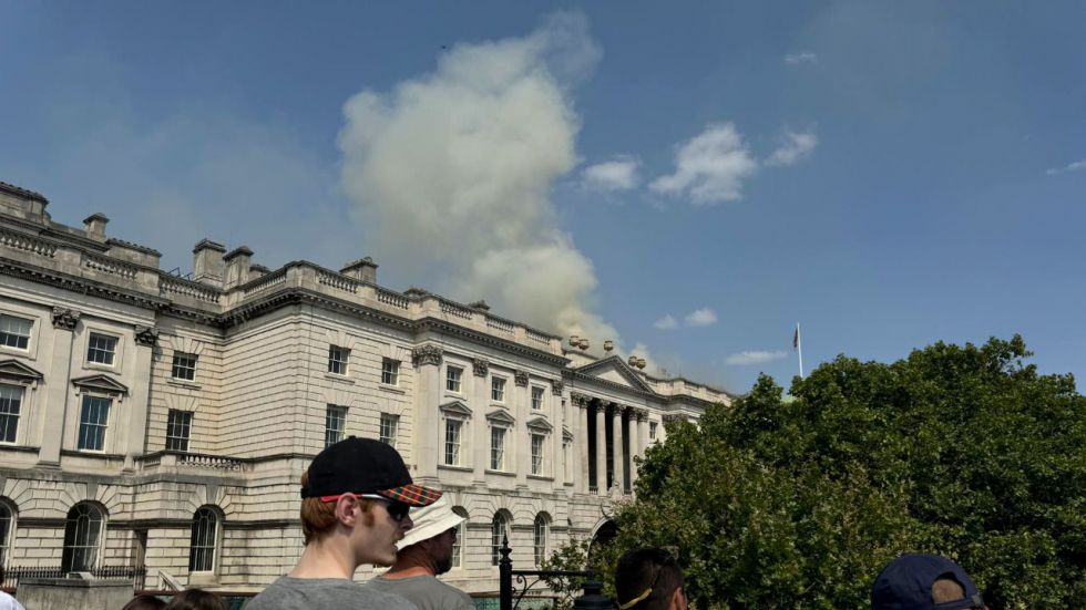 Más de un centenar de bomberos atienden un incendio en el histórico Somerset House de Londres