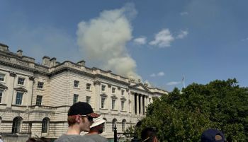 Más de un centenar de bomberos atienden un incendio en el histórico Somerset House de Londres