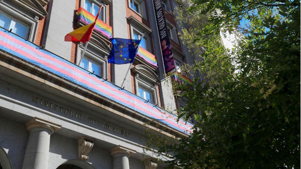 Un condenado por violencia machista elude la cárcel tras declararse mujer en el registro