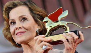 Sigourney Weaver reivindica su libertad artística al recibir el León de Oro honorífico