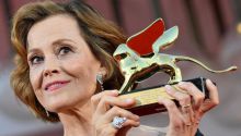 Sigourney Weaver reivindica su libertad artística al recibir el León de Oro honorífico