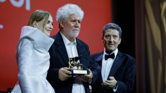 Almodóvar hace historia logrando el León de Oro con La habitación de al lado