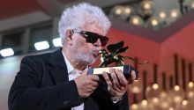 Almodóvar hace historia logrando el León de Oro con La habitación de al lado