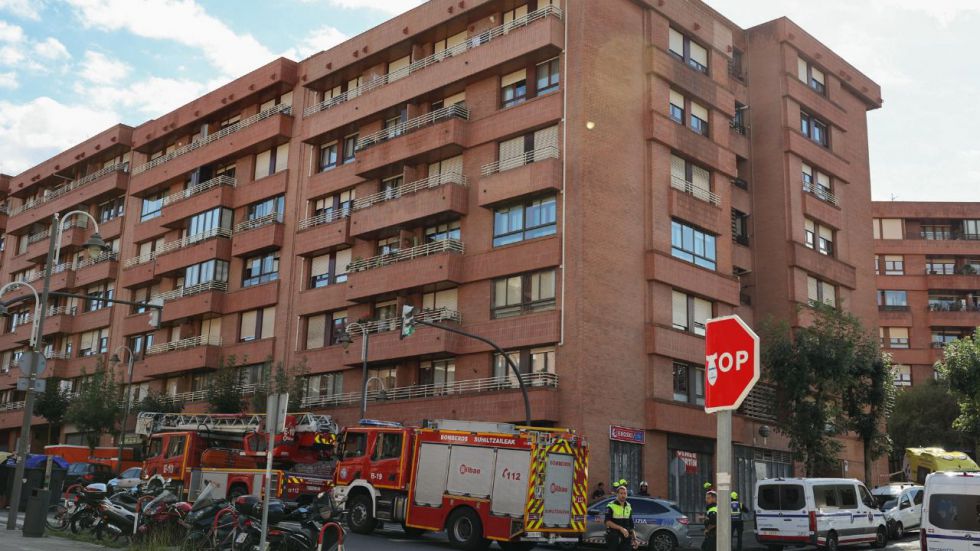 Un hombre apuñala a sus padres y se arroja al vacío desde un cuarto piso en Bilbao