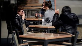 Bruselas recomienda prohibir el tabaco y los cigarrillos electrónicos en las terrazas