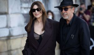 Tim Burton aparece por sorpresa en San Sebastián junto a Mónica Bellucci