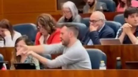 Multado sin sueldo un diputado de Más Madrid por simular un disparo en la Asamblea de Madrid