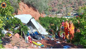 Tres fallecidos al colisionar un helicóptero con una línea de alta tensión en Puçol