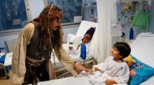 Johnny Depp, como Jack Sparrow, visita a los niños en el Hospital Donostia