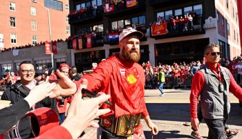 Travis Kelce, estrella de la NFL, pareja de Taylor Swift y, ahora, presentador de TV