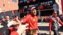 Travis Kelce, estrella de la NFL, pareja de Taylor Swift y, ahora, presentador de TV