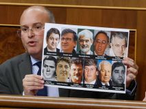 Tellado muestra a Montero las fotos de los 12 socialistas asesinados por ETA