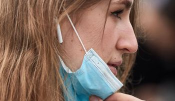 Sanidad contempla la vuelta de la mascarilla en centros sanitarios