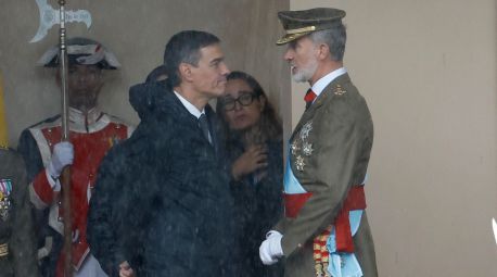 12-O: la lluvia y la lejanía del público no salvan a Sánchez de ser abucheado