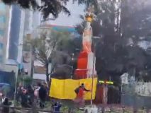 Feministas bolivianas arrojan pintura roja a una estatua de Isabel la Católica