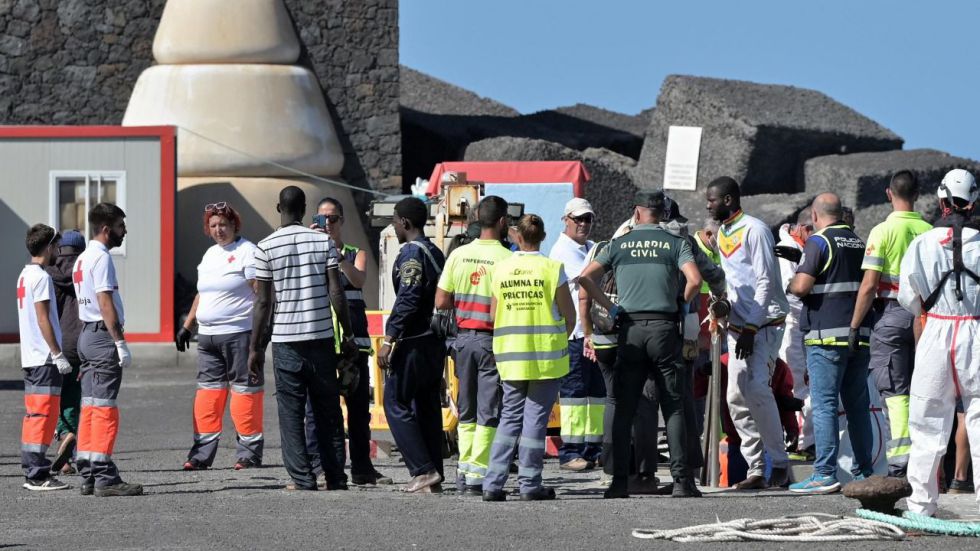 Rescatados 293 migrantes en dos cayucos en aguas próximas a El Hierro