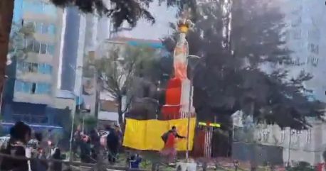 Feministas bolivianas arrojan pintura roja a una estatua de Isabel la Católica